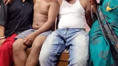 Reproduzir Esposa indiana gostosa compartilhada em festa de sexo em grupo
